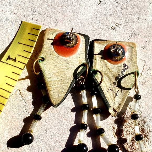 Vintage retro 1980 handmade artist signed black and white face abstract earrings - Picture 9 of 10